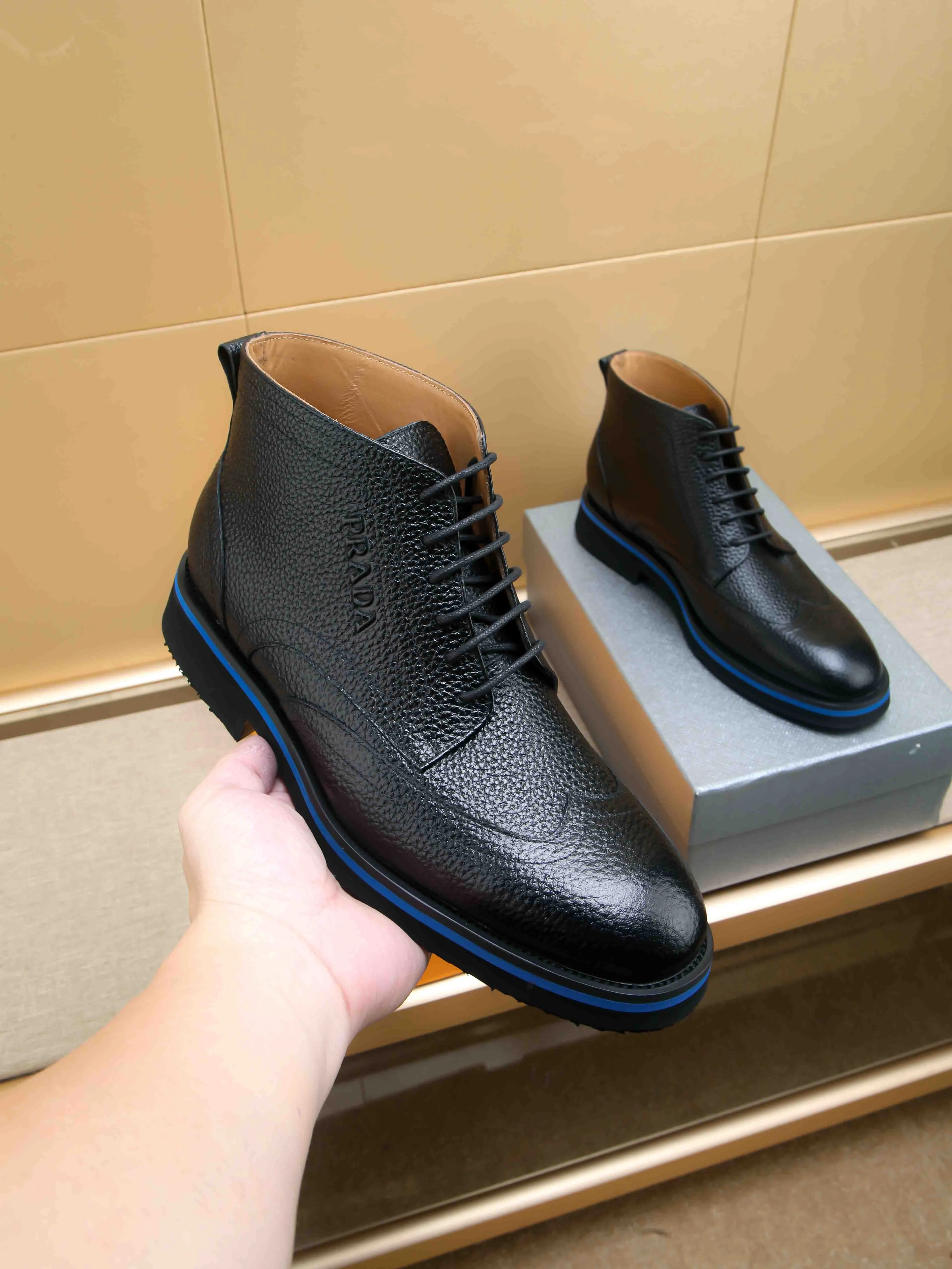 Men's shoes 💰620 💰 PRADA*——◾ Prada~Thick-soled men's shoes, original single-level perfect boutique, brogue style men's formal casual leather shoes, luxurious materials, imported cowhide, with water-dyed cowhide lining, 4.5cm increased PU foam lightweight outsole, perfectly restore the original classic, purchase the original 1:1 accurate replica, welcome all comparisons 🆚, the design is full of modernity, versatile and fashionable urban men! Size: 39-44 (38.45.46.47 customized)